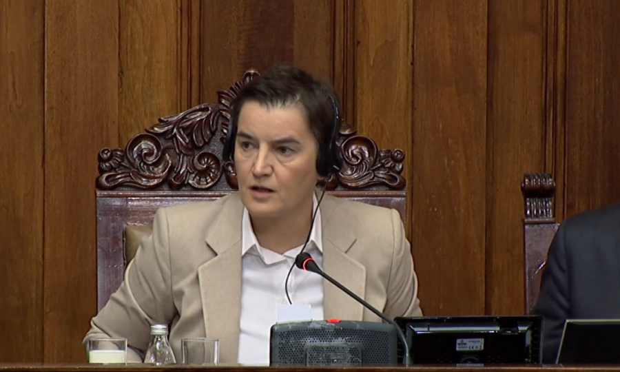 Završena sednica parlamenta: Brnabić najavila da UKP ulazi u Skupštinu, opozicija pravila haos, bacala jaja i dimne bombe!  (FOTO/VIDEO)