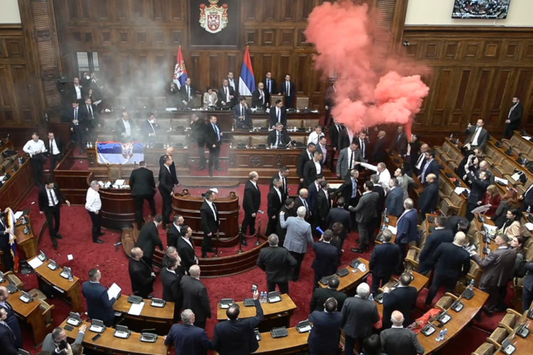 Politički cirkus u Skupštini! Studenti osudili haos koji je napravila opozicija - "Sramota, ograđujemo se od vas" (VIDEO)