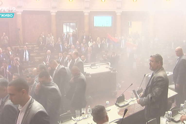 Završena sednica parlamenta: Brnabić najavila da UKP ulazi u Skupštinu, opozicija pravila haos, bacala jaja i dimne bombe!  (FOTO/VIDEO)