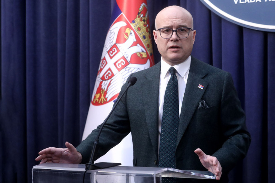 Završena sednica parlamenta: Brnabić najavila da UKP ulazi u Skupštinu, opozicija pravila haos, bacala jaja i dimne bombe!  (FOTO/VIDEO)