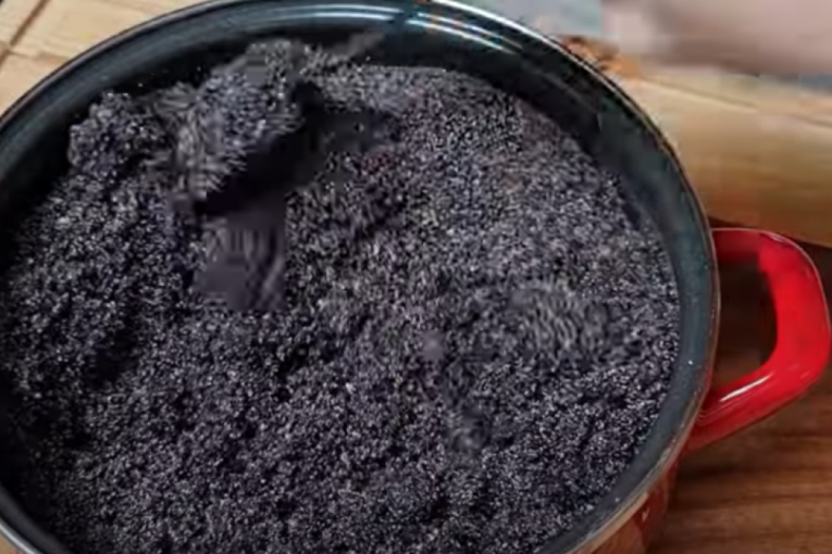 Recept dana: Kolač sa makom i jogurtom na čaše, starinska poslastica koja se lako pravi