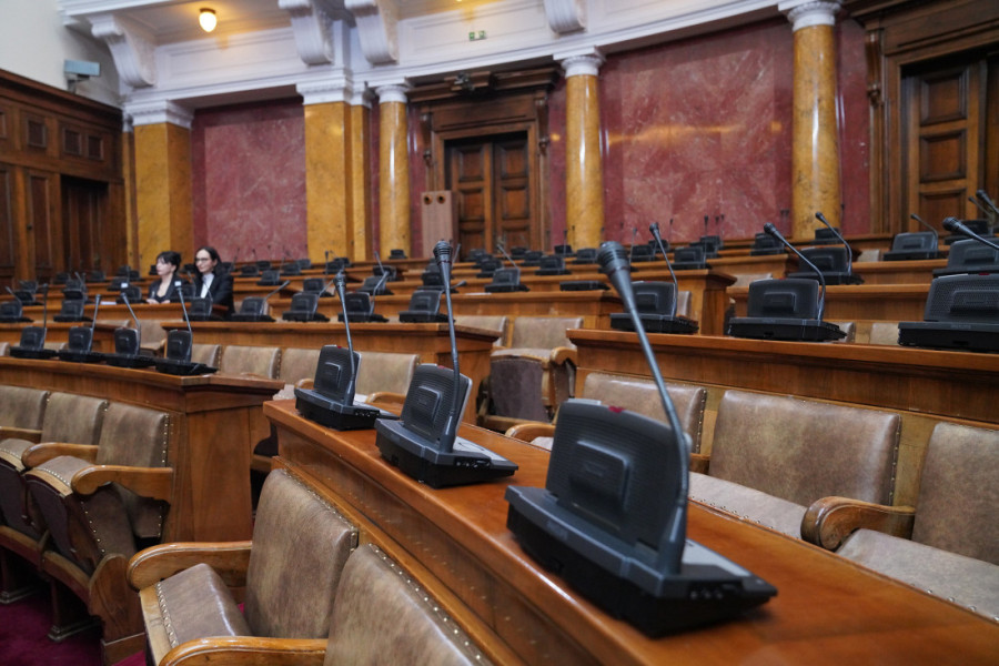 Skupština završila rad, sutra se nastavlja rasprava o amandmanima - Brnabić: Institucije Republike se neće povlačiti pred nasiljem (VIDEO)