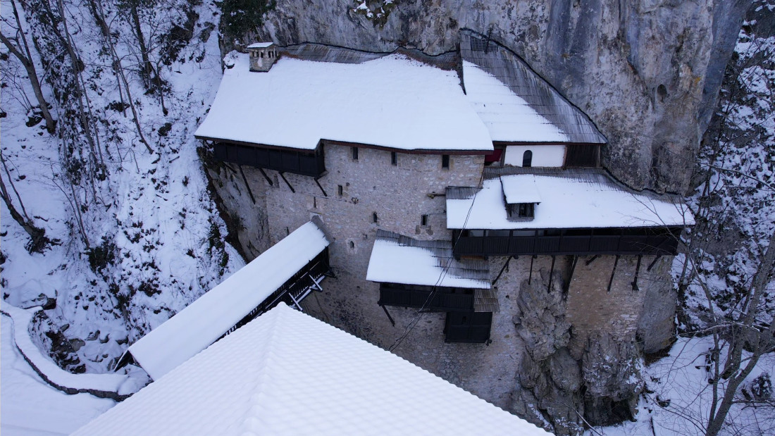 U ovu svetinju dolaze i pravoslavci i muslimani: Priljubljen uz surovu liticu, ovaj manastir poznat je po neverovatnim čudima (FOTO)