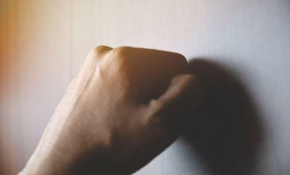 Ako vidite ovog muškarca, ne otvarajte vrata! Devojka iz Novog Sada tvrdi - opljačkao mi je baku! (VIDEO)