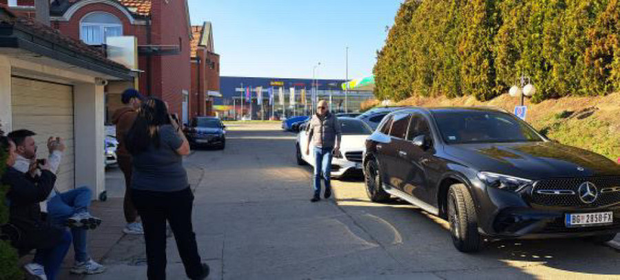 S njim je delio i dobro i loše: Najbliži saradnik Saše Popovića stigao u porodičnu vilu vidno potresen