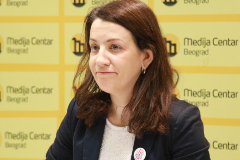 Poslanici ZLF Jeleni Jerinić na ulazu u Skupštinu oduzete lisice! A juče je dimnom bombom pogodila ministra Sinišu Malog!