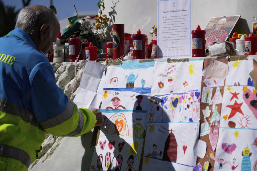 Papa Franja intenzivirao aktivnosti dok bije bitku sa zdravstvenim problemima