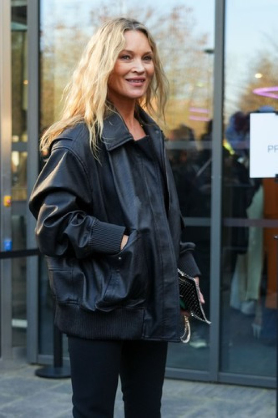 Njeno ime je brend: Kejt Mos se pojavila na reviji Stele Makartni u retro stilu - na vrtoglavim platformama