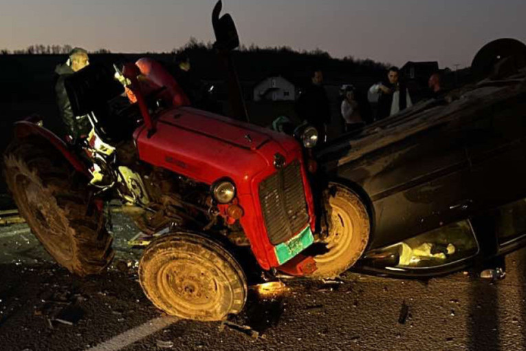 Težak sudar traktora i automobila: Jedno vozilo završilo na krovu, drugo prepolovljeno