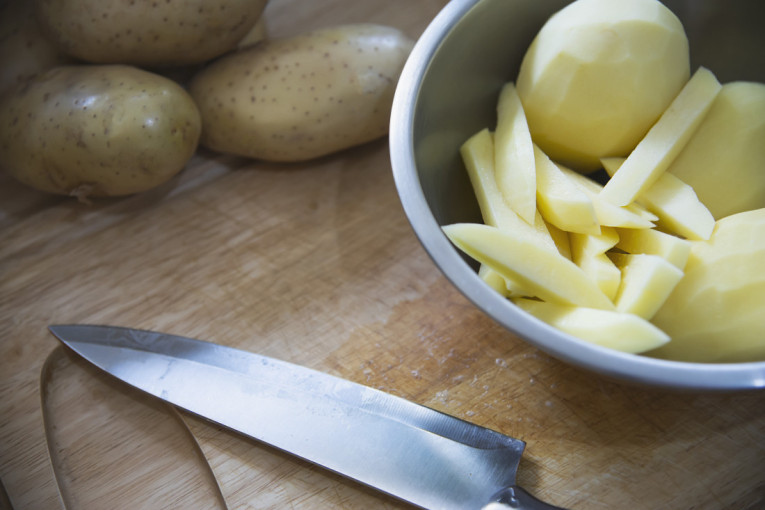 Zaboravite na prženje u dubokom ulju: Jedan dodatak čini pomfrit iz rerne savršeno hrskavim (RECEPT)
