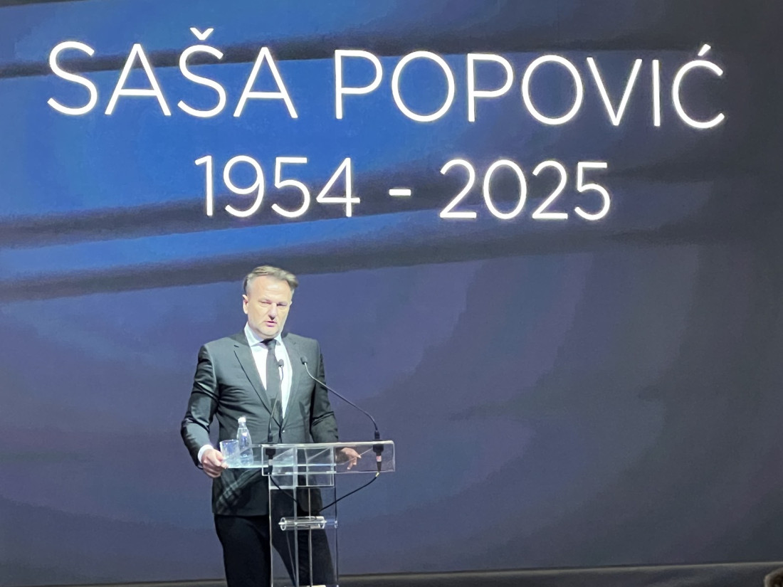 Ostoja Mijailović stigao na sahranu Saše Popovića: Nosi venac satkan od belih ruža i gerbera (FOTO/VIDEO)