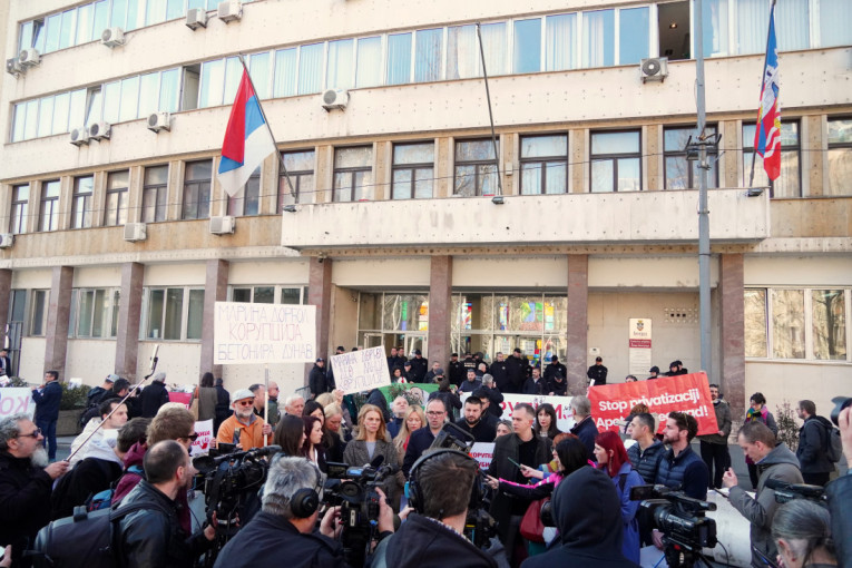 Haos ispred Skupštine Grada: Predstavnici opozicije pokušali nasilno da uđu, došlo i do tuče!