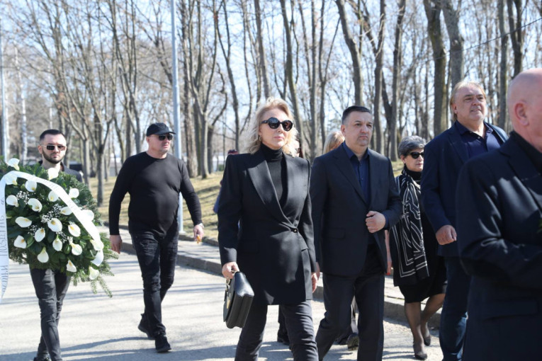 "Saša je osoba koja ne može da se preboli" Brena u suzama zbog Popovićevog odlaska