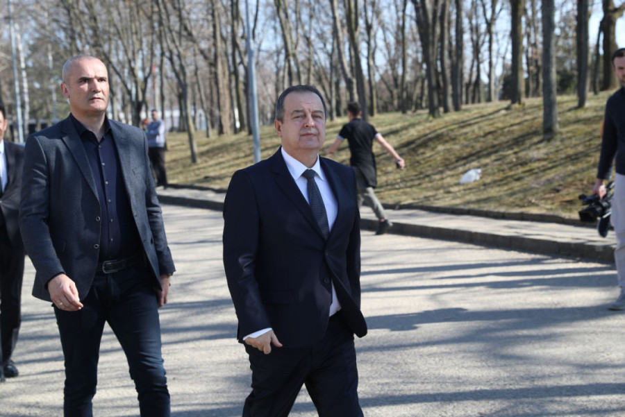 Dačić stoji sa snajkom Milicom na sahrani Popovića, Brena sve vreme jeca: Tuga na groblju (FOTO/VIDEO)