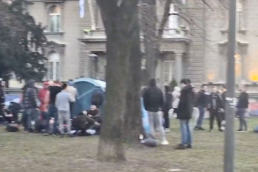Samo žele da uče i da se obrazuju! Ovo su zahtevi studenata koji će noć provesti u Pionirskom parku (FOTO)