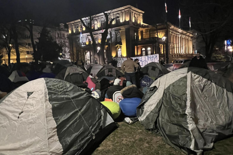 Veliki broj studenata ispred Predsedništva: Žele da studiraju, a provešće i celu noć u šatorima - ovo su njihovi zahtevi (FOTO/VIDEO)