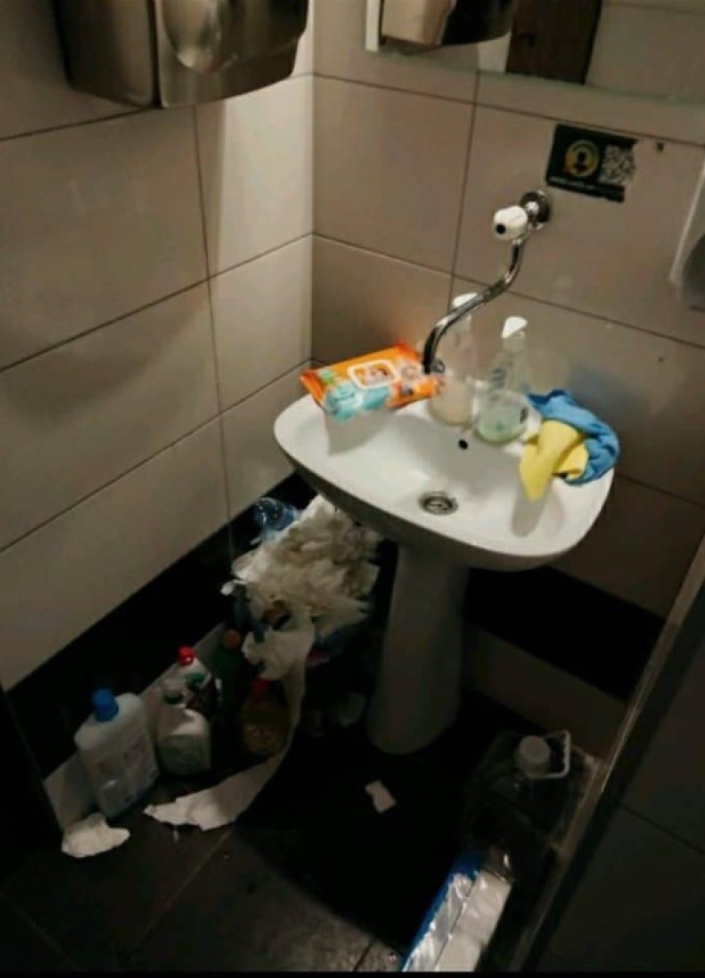 Užas! Zaraza na Pravnom fakultetu u najavi! Smeće, ostaci od hrane i prljavština! Zar je ovo srpska budućnost?