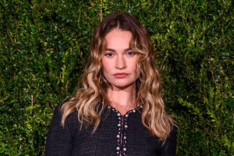 Svi pogledi su bili na njoj: Lili Džejms se u Parizu pojavila u izazovnoj košulji koja ništa nije ostavljala mašti