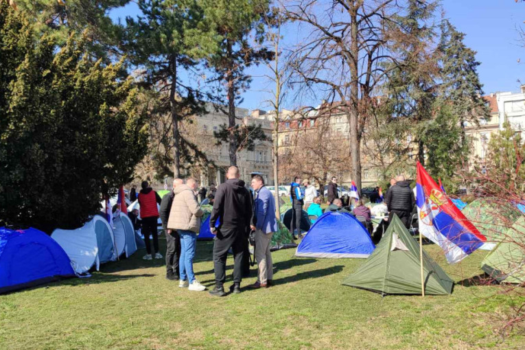 Žena preti studentima koji žele da studiraju: Beograd nije otvoren grad što se mene tiče, ovde niste dobrodošli! (VIDEO)