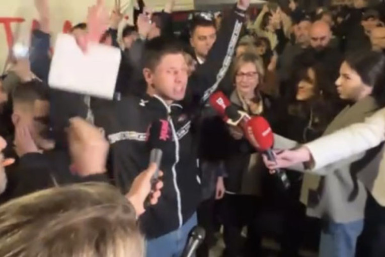 Studenti koji hoće da uče probali da smire tenzije: Zašto nas napadate, mi smo isti narod? (VIDEO)