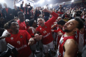 Olimpijakos slavio titulu, a među košarkašima zalutao i srpski fudbaler! Radonjić grlio Milutinova i Bugarina! (FOTO)