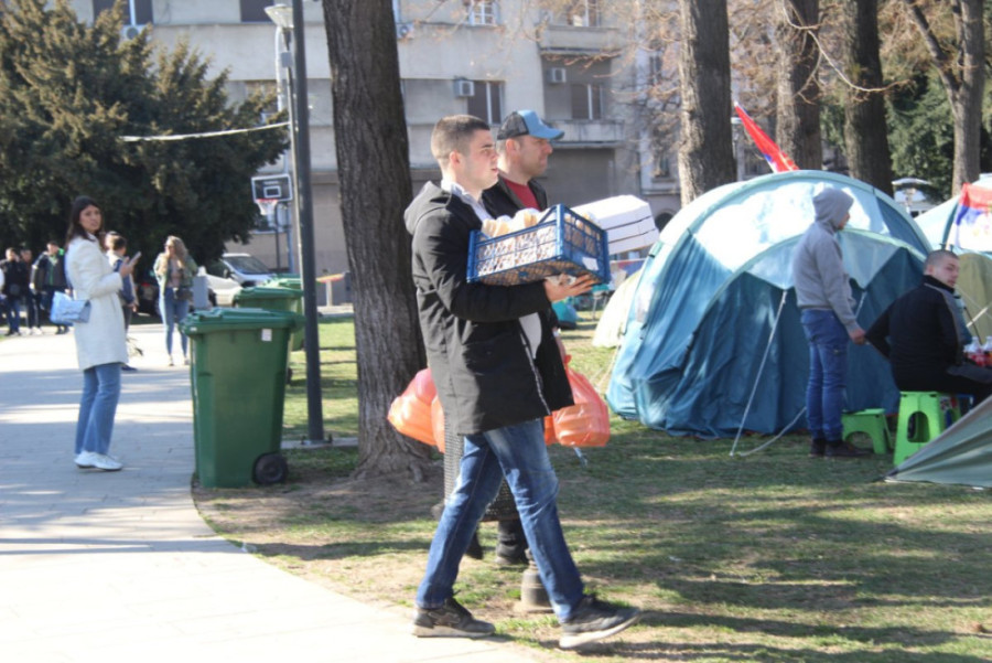 Imaju pet zahteva i jasan cilj! Sve veća podrška studentima koji hoće da uče: Građani im donose sve što je potrebno, tu su i profesori