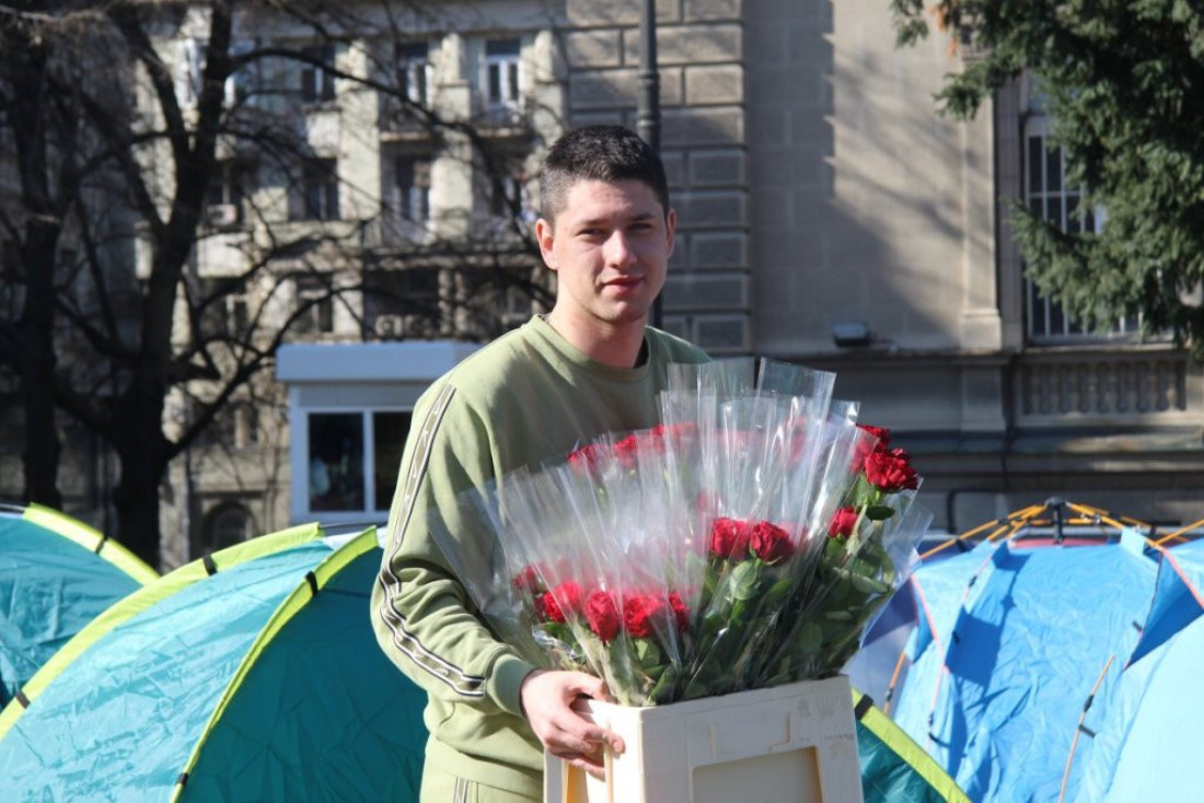 Prelep gest studenata: Dele ruže ženama za 8. mart! (FOTO/VIDEO)