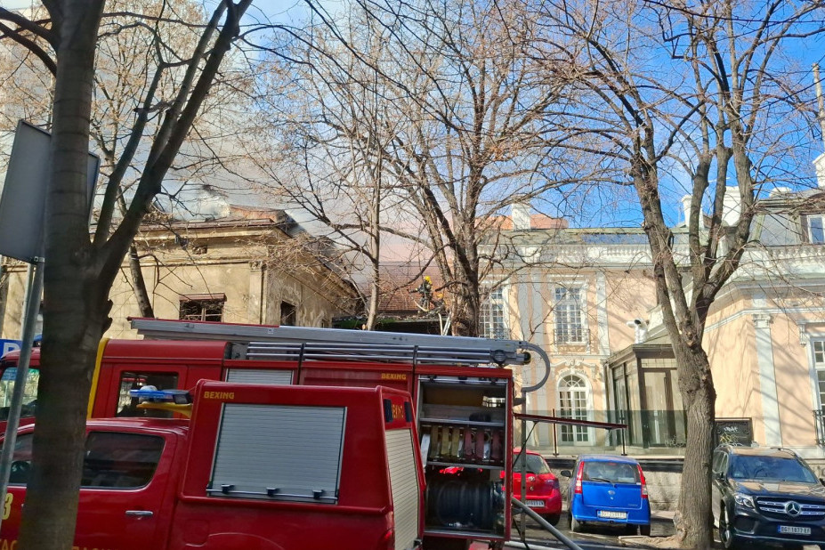 Izgoreo poznati kafić na Vračaru! Piroman razbio izlog, pa ubacio zapaljivi koktel