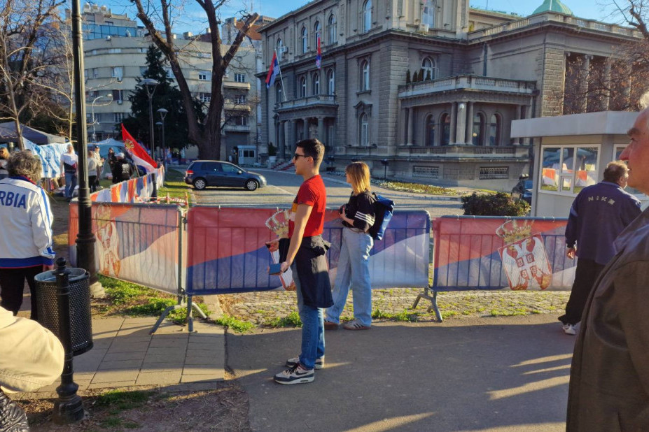 Srbijo, dobro pogledaj: Provokatori došli da vređaju i maltretiraju studente koji hoće da uče! (FOTO/VIDEO)