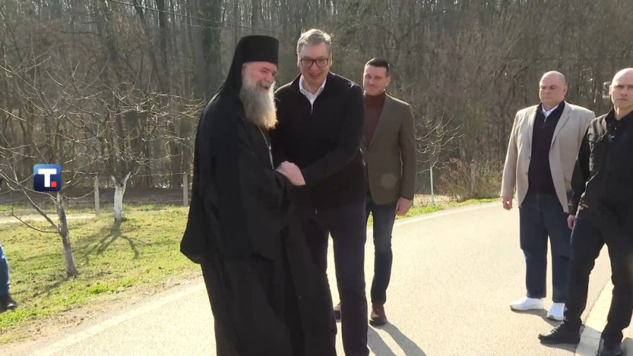 Vučić obilazi manastir Pinosava u selu Kusadak: Kao i svi manastiri i on je sidro za naš narod i stecište ljudi (VIDEO)