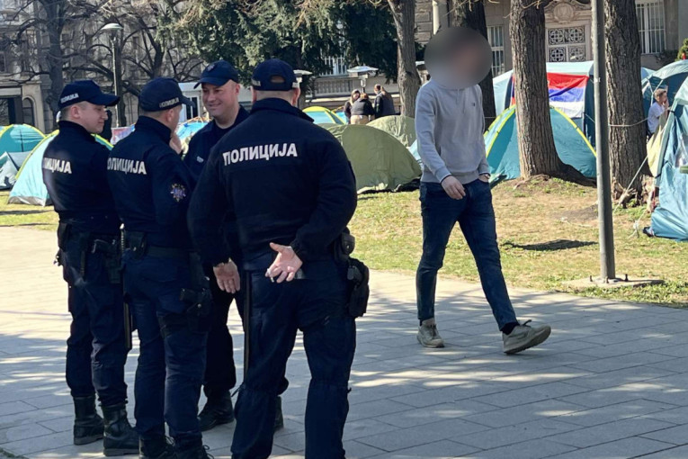 Policija na nogama! Glavni tužilac traži hitno pronalaženje blokadera koji je spremio automatsku pušku! (FOTO)