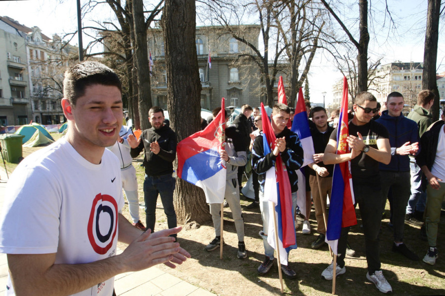 Otac predsednika Vučića u Pionirskom parku: Anđelko Vučić pružio podršku studentima koji žele da uče (FOTO)