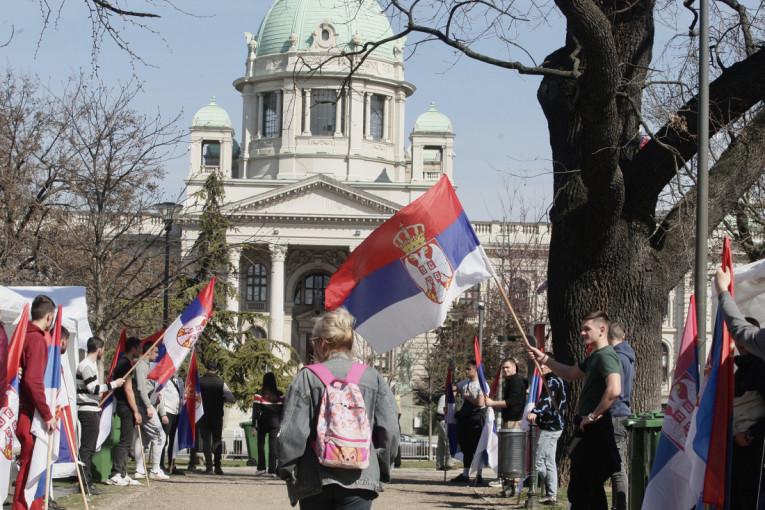 Studenti koji hoće da uče četvrtu noć proveli u Pionirskom parku: I dalje istrajni u svojim zahtevima