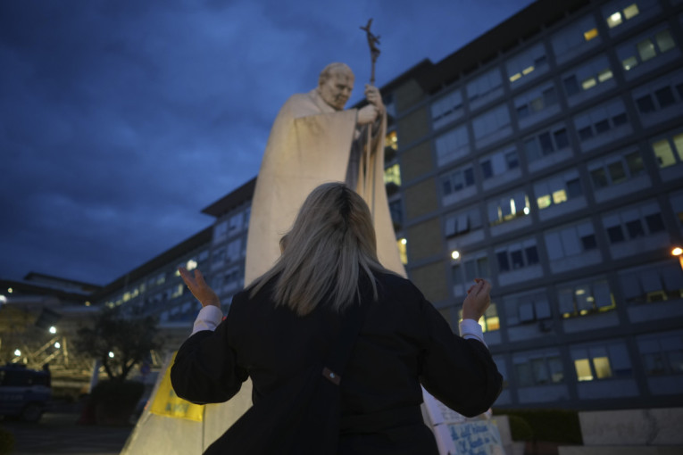 24 dana borbe: Papa Franja nastavlja terapiju, ali stanje ostaje složeno!