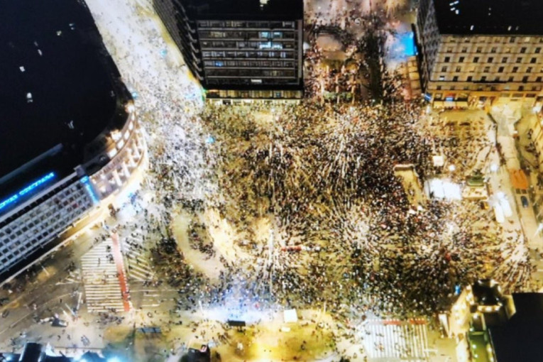 Tajkunski mediji šire laži - ne nasedajte! Evo koliko je ljudi bilo na protestu na Trgu republike (FOTO)