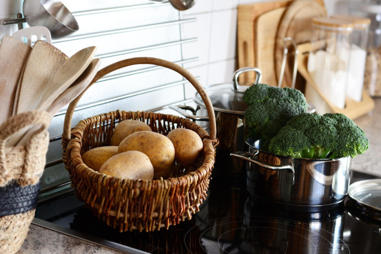 Kada je vreme da posolite jelo, pre ili posle kuvanja? Odgovor zavisi od mnogo faktora