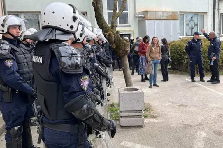 Tenzije i incident u Skupštine opštine Požega! Odbornici opozicije blokirali sto predsednice skupštine