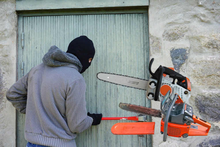 U Baču uhapšeni lopovi sa motornim testerama: Jedan pružao otpor i povredio policajce