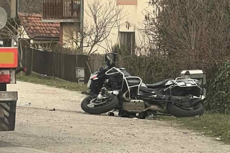 Lančani udes kod Čačka: Motociklista teško povređen, Hitna na licu mesta (FOTO)