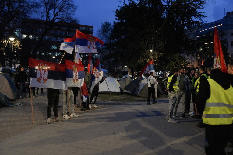 Istrajni u svojim zahtevima! Studenti koji hoće da uče imaju i predavanja u Pionirskom parku! Sastavili smo pismo, a onda... (FOTO)