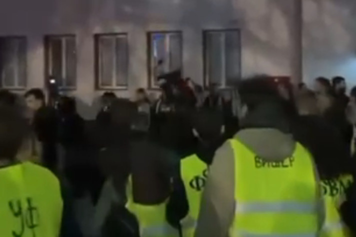 Brutalno nasilje ispred RTS-a! Studenti blokaderi napali policiju - udaraju ih pesnicama i šutiraju! (VIDEO)