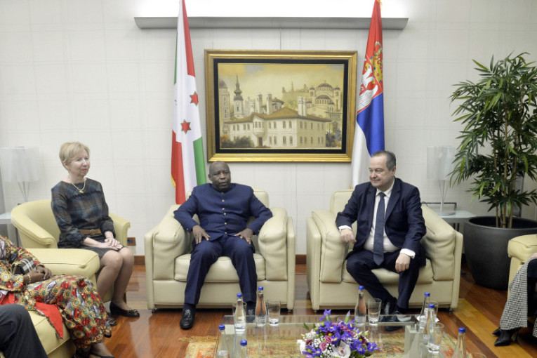 Predsednik Burundija sa suprugom doputovao u Beograd, dočekala ih Tamara Vučić (FOTO/VIDEO)