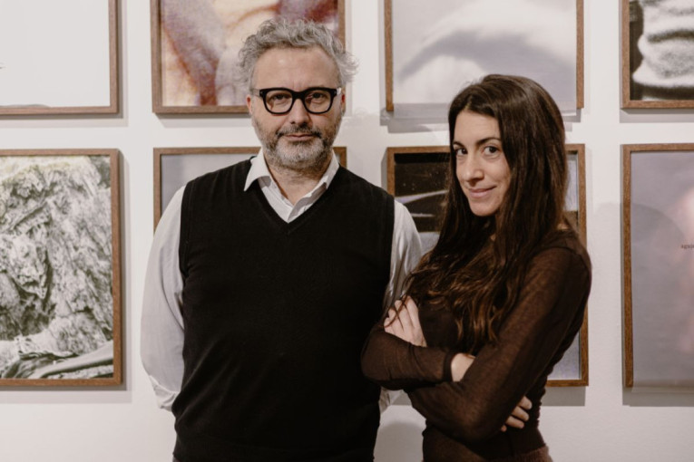 Sećanja na preminulog oca pretočena u neobičnu izložbu: Saznajte tajnu "Igre s mafinima" (FOTO)