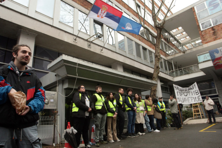 Teror ispred RTS-a nastavljen i danas: Studenti blokaderi ne daju nikome da uđe u zgradu (FOTO)