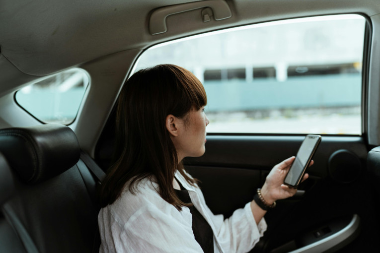 Skoro svaki automobil ga ima: Uređaj koji je opasniji u vožnji od korišćenja mobilnog telefona