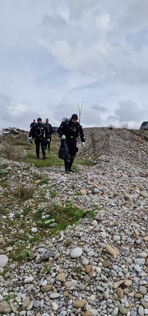 Na ovom mestu pronađen je automobil majke koja je nestala sa sinom: Porodica čeka na obali, vatrogasci i ronioci tragaju