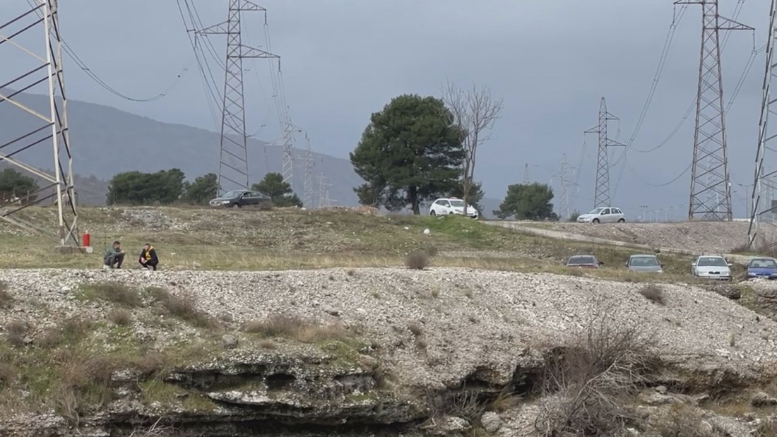 Na ovom mestu pronađen je automobil majke koja je nestala sa sinom: Porodica čeka na obali, vatrogasci i ronioci tragaju