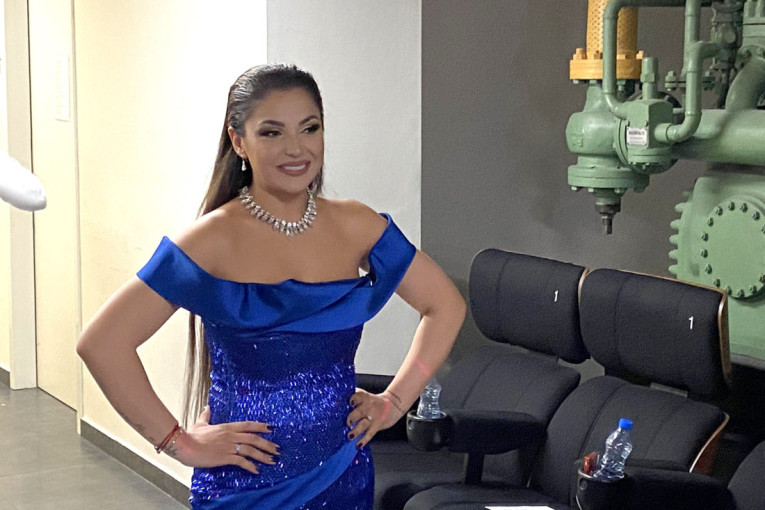 Naša pevačica oplela po nevernim ženama: Kako mogu da pogledaju muža i decu u oči?