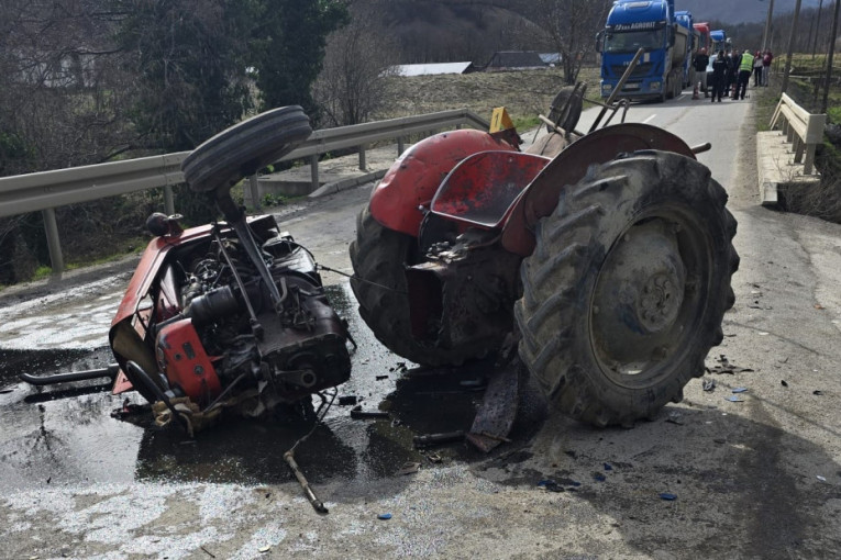 Jeziv sudar kod Kraljeva: Traktor prepolovljen, automobil odleteo s puta (FOTO)