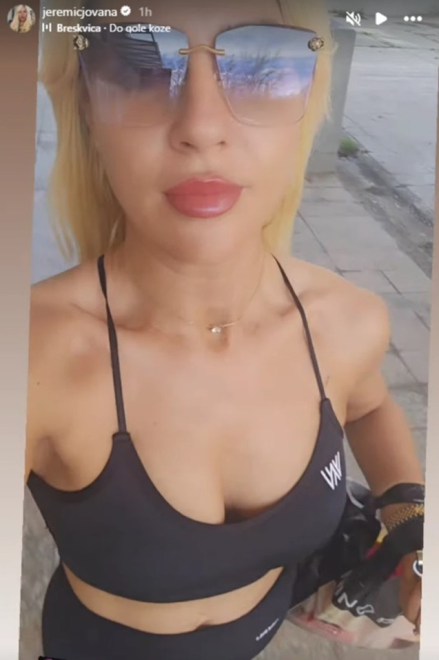Jovana Jeremić ponovo provocira: Grudi u prvom planu, kratak top otkrio stomak (FOTO)